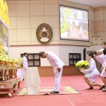 กองกลาง สำนักงานอธิการบดี น้อมรำลึกในพระมหากรุณาธิคุณ พระบาทสมเด็จพระบรมชนกาธิเบศร มหาภูมิพลอดุลยเดชมหาราช บรมนาถบพิตร (รัชกาลที่9) พร้อมกิจกรรมตักบาตรข้าวสารอาหารแห้ง